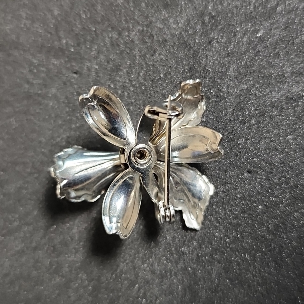 Flower Pin - Picture 2 of 3